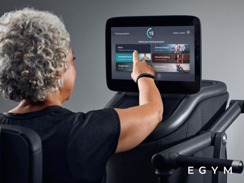 aeltere-Frau-eGym-Trainingsprogramm-komprimiert